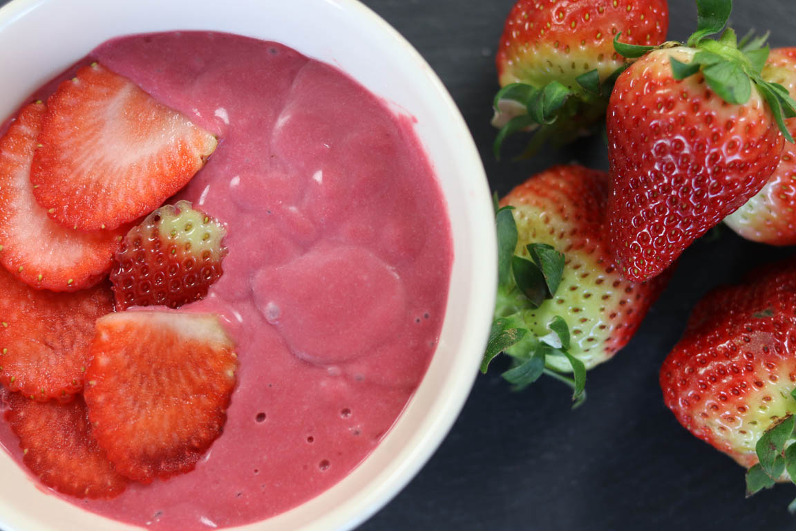 301A-Smoothie-bowl-de-fresa-y-coco_Simple-Blending