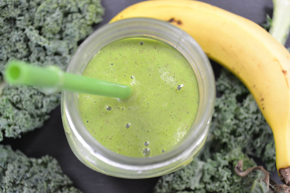 311A-Green-monster-smoothie-con-platano_Simple-Blending
