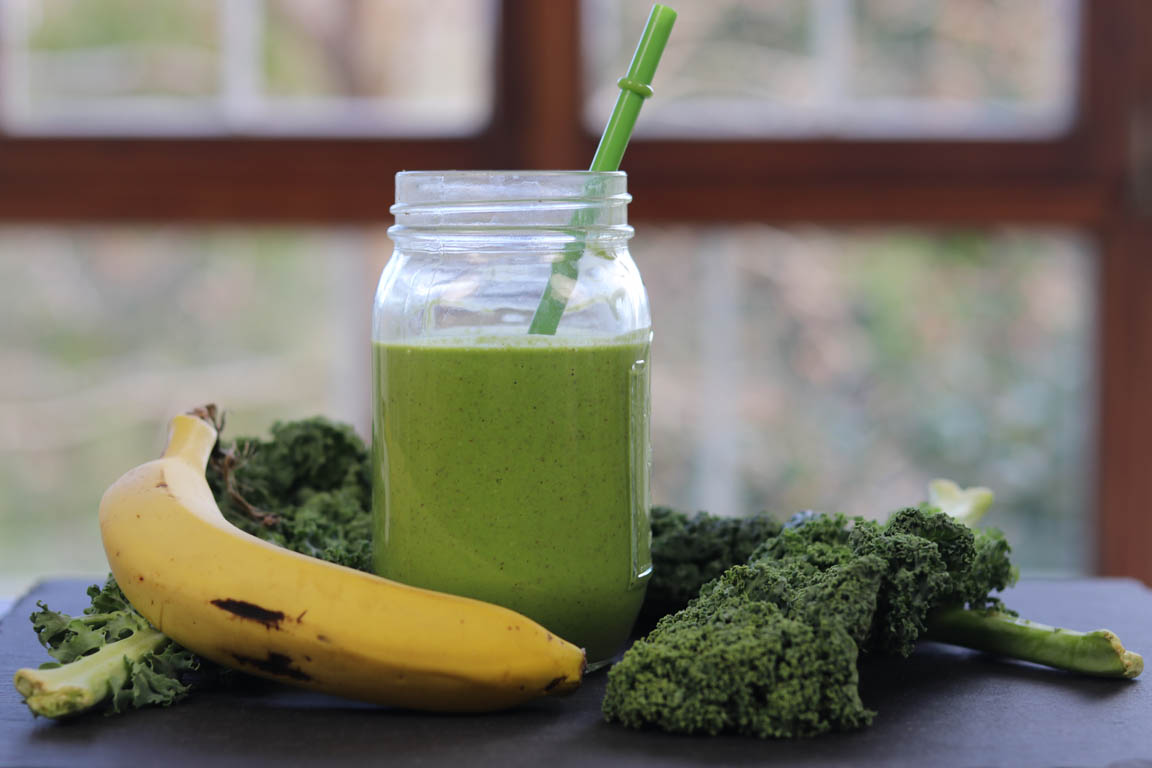 311B-Green-monster-smoothie-con-platano_Simple-Blending