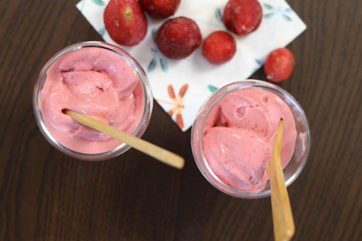 350B-Helado-natural-de-fresa-y-leche-de-coco_Simple-Blending