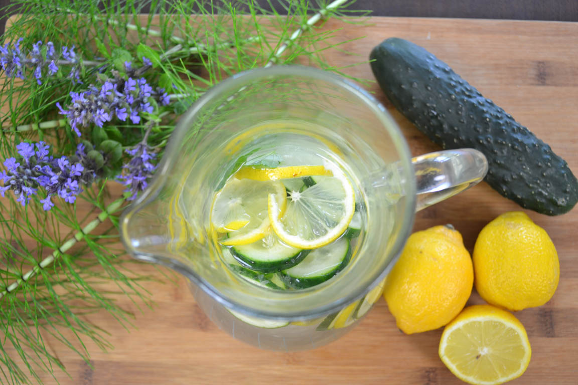 353A-Agua-saborizada-de-pepino-y-limon_Simple-Blending