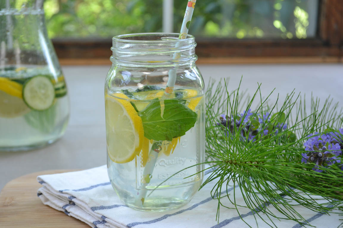 353B-Agua-saborizada-de-pepino-y-limon_Simple-Blending