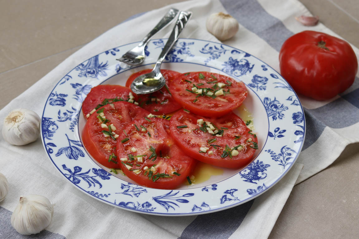 398A-Ensalada-de-tomate-con-ajo-y-cebollino_Simple-Blending