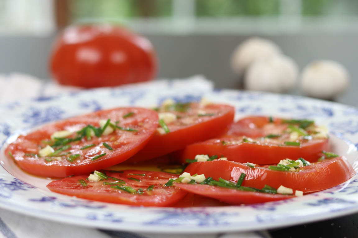 398B-Ensalada-de-tomate-con-ajo-y-cebollino_Simple-Blending