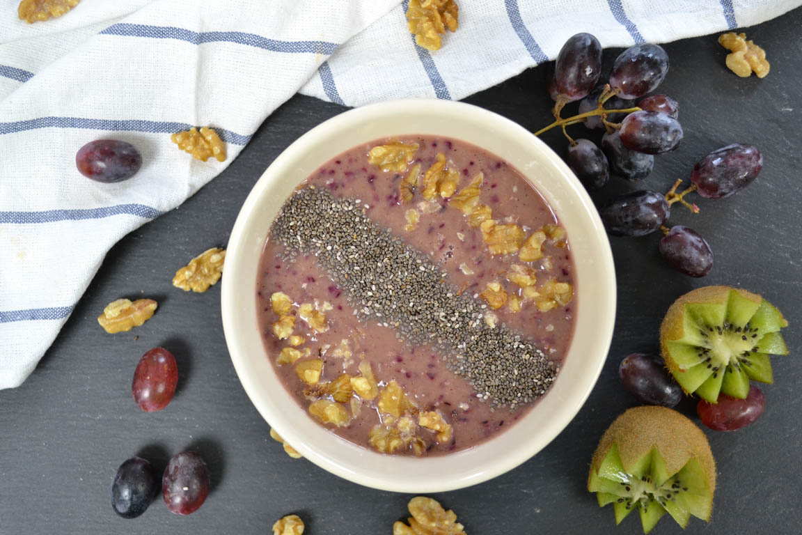 399A-Smoothie-bowl-de-uvas-con-kiwi_Simple-Blending