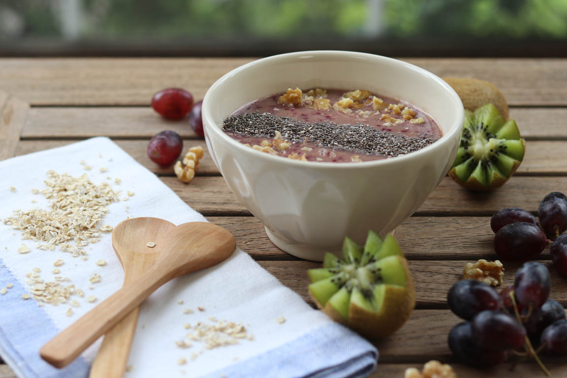 399B-Smoothie-bowl-de-uvas-con-kiwi_Simple-Blending