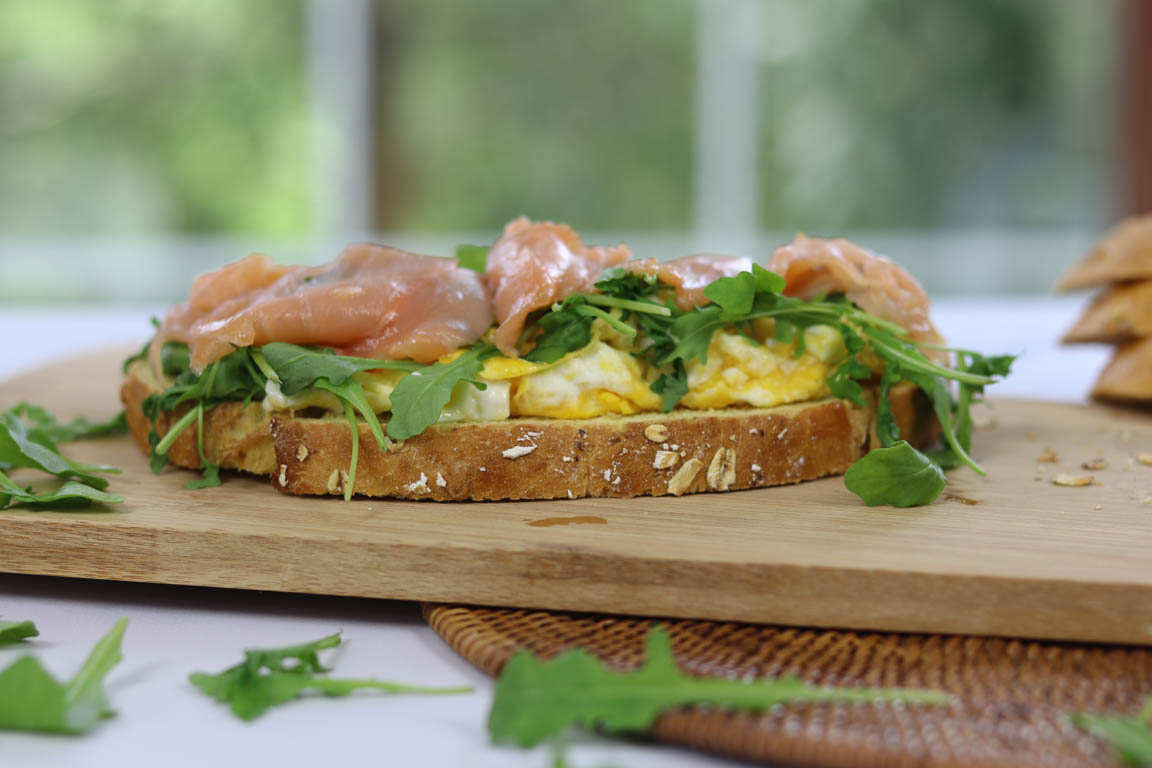 401A-Tosta-de-huevos-revueltos-con-rucula-y-salmon_Simple-Blending