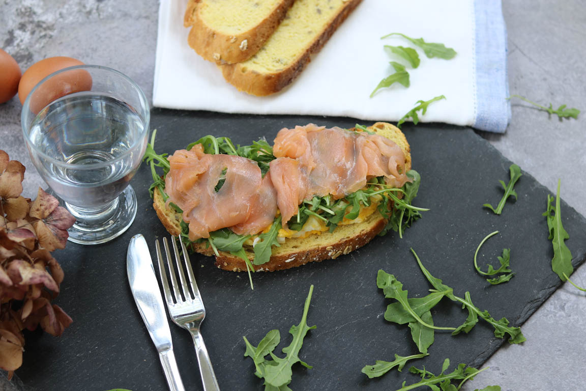401B-Tosta-de-huevos-revueltos-con-rucula-y-salmon_Simple-Blending