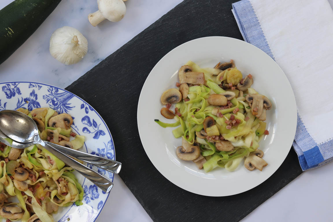 403B-Espaguetis-de-calabacin-con-champiñones-y-jamon_Simple-Blending
